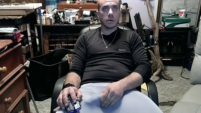 Snapshot of ScubaStevex chatting on November 17, 12:58 am ScubaStevex online show from November 17, 12:58 am