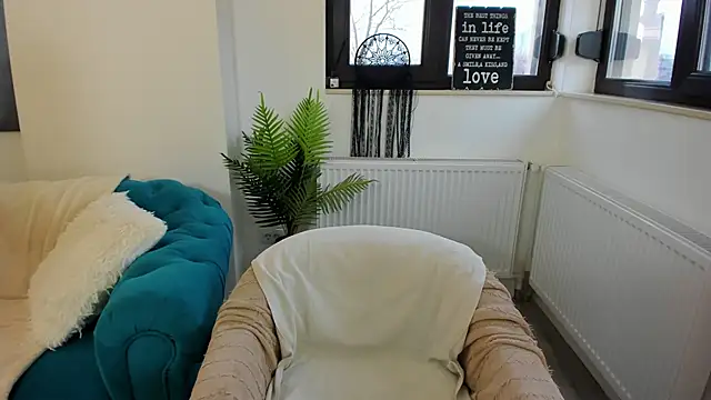 Snapshot of Arya_Shinex chatting on February 6, 8:32 am Arya Shinex online show from February 6, 8:32 am