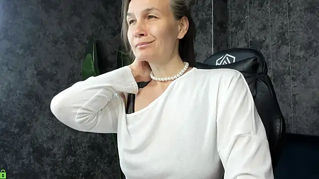 Snapshot of Lillian_White chatting on July 15, 1:01 am Lillian White online show from July 15, 1:01 am