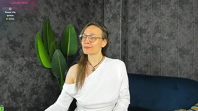 Lillian White online show from May 24, 1:05 am