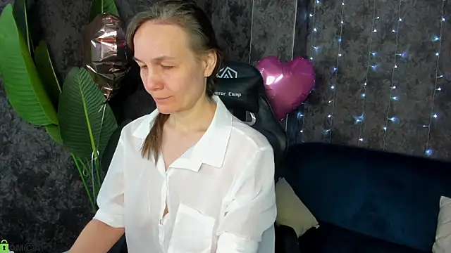 Lillian White online show from February 15, 1:06 am