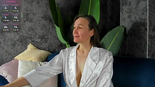 Snapshot of Lillian_White chatting on December 1, 12:00 am Lillian White online show from December 1, 12:00 am