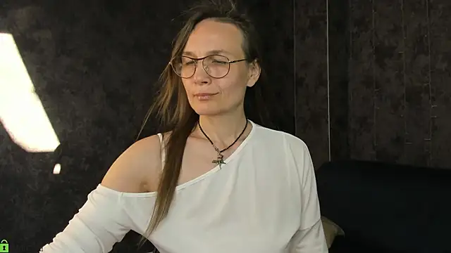 Snapshot of Lillian_White chatting on June 15, 1:06 am Lillian White online show from June 15, 1:06 am