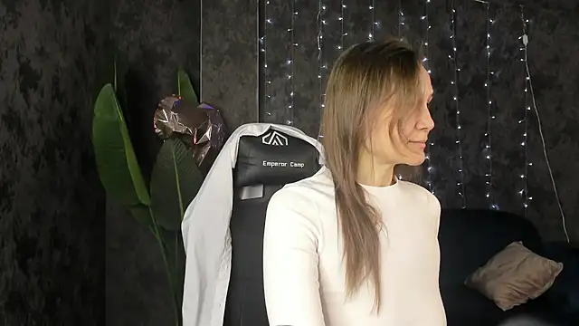 Lillian White online show from March 25, 1:06 am