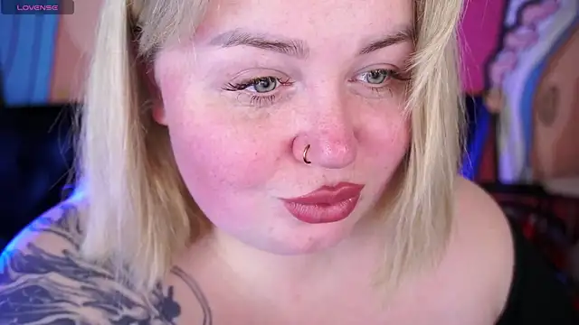 Snapshot of ZaraReignn chatting on February 10, 8:52 pm ZaraReignn online show from February 10, 8:52 pm