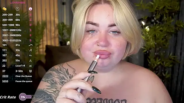 ZaraReignn online show from October 4, 7:15 pm