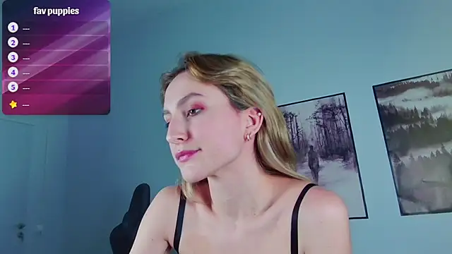 Snapshot of LuxRayi chatting on February 22, 9:15 pm LuxRayi online show from February 22, 9:15 pm