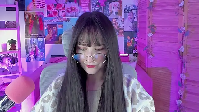 Snapshot of LuxRayi chatting on February 7, 8:53 pm LuxRayi online show from February 7, 8:53 pm