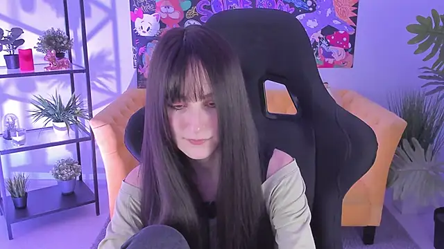 Snapshot of LuxRayi chatting on February 5, 9:07 pm LuxRayi online show from February 5, 9:07 pm