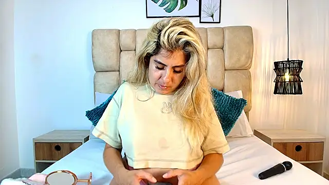 AdharaSmithh online show from November 20, 7:25 pm