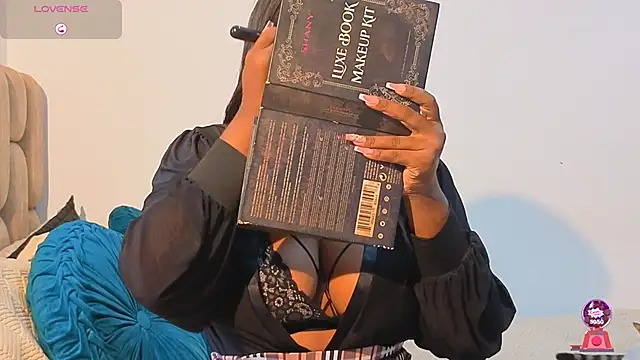 KloheCurvy online show from November 17, 2:32 pm