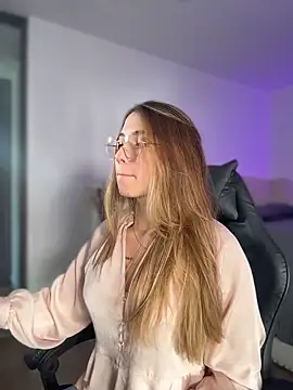 SophieRaily  online show from February 10, 8:41 pm