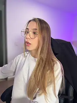 SophieRaily  online show from February 25, 10:09 pm