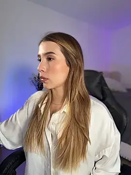 SophieRaily  online show from March 2, 10:06 pm