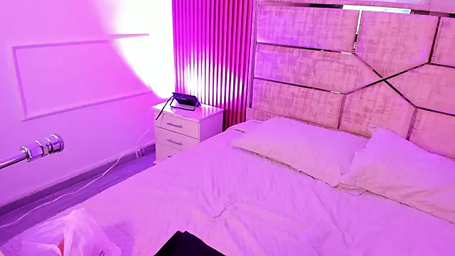 MiiaaMoonroee online show from February 5, 8:15 pm