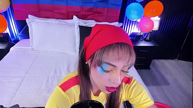 Snapshot of MiiaaMoonroee chatting on July 7, 7:39 pm MiiaaMoonroee online show from July 7, 7:39 pm