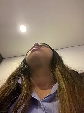 Snapshot of girl_anni chatting on March 21, 4:49 am girl anni online show from March 21, 4:49 am