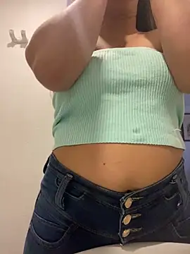 Snapshot of girl_anni chatting on February 27, 8:42 pm girl anni online show from February 27, 8:42 pm