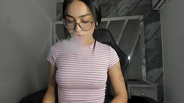 Snapshot of Mia_petite01 chatting on May 19, 8:38 pm Mia petite01 online show from May 19, 8:38 pm