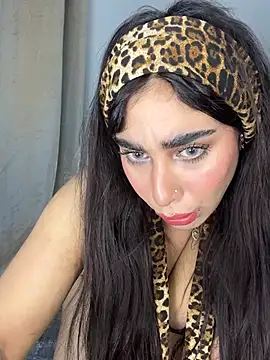 Snapshot of Meryem_Queen chatting on April 22, 10:27 pm Meryem Queen online show from April 22, 10:27 pm