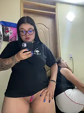 alissonfernandez  online show from April 4, 9:32 pm