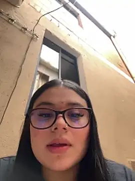 alissonfernandez  online show from May 26, 6:06 pm
