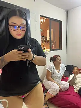alissonfernandez  online show from June 21, 8:47 pm