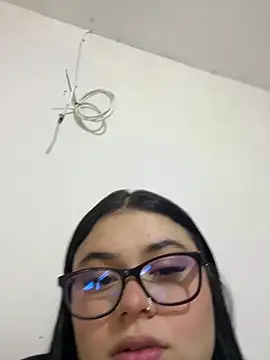 alissonfernandez  online show from May 5, 10:57 pm