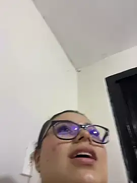 alissonfernandez  online show from May 27, 8:16 pm