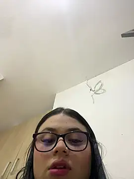 alissonfernandez  online show from April 22, 11:06 am