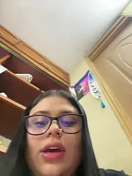 alissonfernandez  online show from April 9, 1:29 am