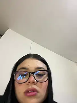 alissonfernandez  online show from April 29, 11:33 pm