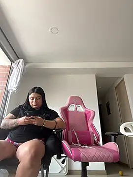 Snapshot of alissonfernandez_ chatting on March 22, 5:52 pm alissonfernandez online show from March 22, 5:52 pm