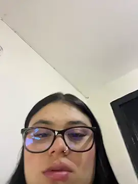 alissonfernandez  online show from April 24, 10:12 pm