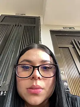 alissonfernandez  online show from May 18, 8:35 pm
