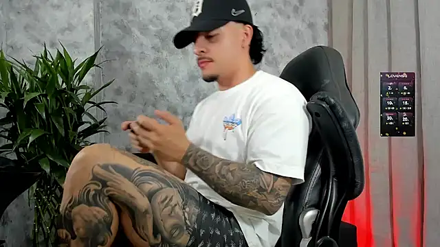 boyc022  online show from December 23, 12:43 am