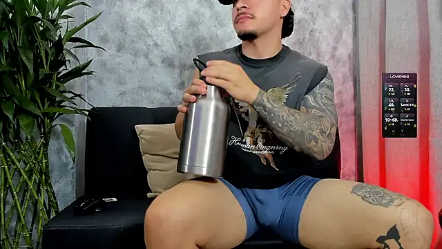 boyc022  online show from December 18, 10:24 pm