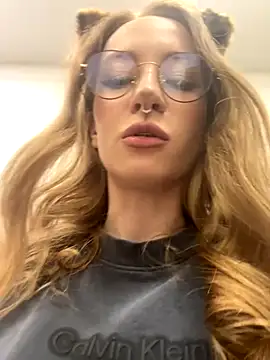 Snapshot of _AngelMoon_ chatting on October 30, 4:00 am AngelMoon online show from October 30, 4:00 am