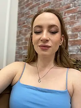 Snapshot of _AngelMoon_ chatting on December 5, 4:11 am AngelMoon online show from December 5, 4:11 am