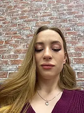 Snapshot of _AngelMoon_ chatting on November 18, 4:05 am AngelMoon online show from November 18, 4:05 am