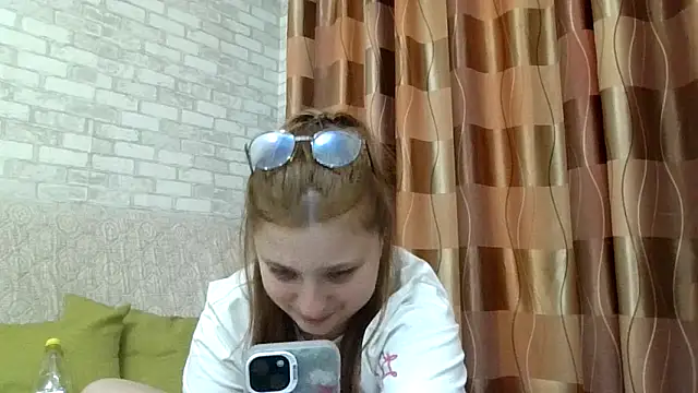 kila lo online show from March 6, 12:05 am