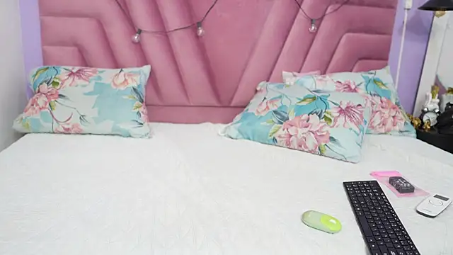 Snapshot of hornybarelylegalgirl chatting on June 27, 12:22 pm hornybarelylegalgirl online show from June 27, 12:22 pm