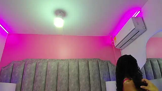 Snapshot of CoralHarmon chatting on February 5, 1:33 pm CoralHarmon online show from February 5, 1:33 pm