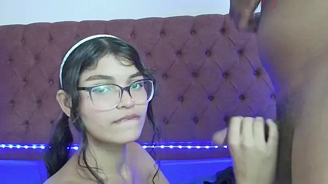 Snapshot of smiths_couple chatting on March 18, 2:06 pm smiths couple online show from March 18, 2:06 pm