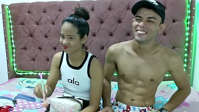 Snapshot of smiths_couple chatting on January 11, 1:16 am smiths couple online show from January 11, 1:16 am