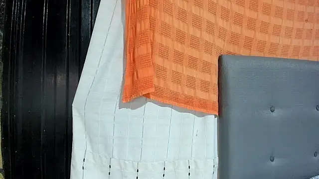 Snapshot of angela_nix chatting on October 26, 3:18 am angela nix online show from October 26, 3:18 am