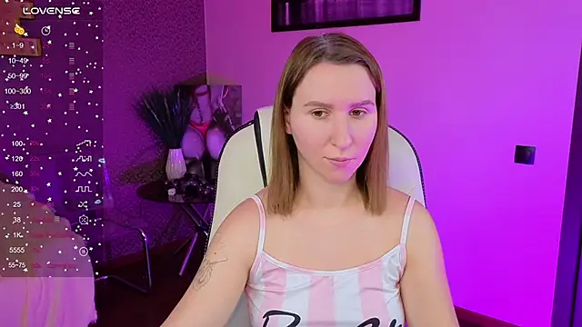 Snapshot of AliceBYKiss chatting on December 2, 8:05 am AliceBYKiss online show from December 2, 8:05 am