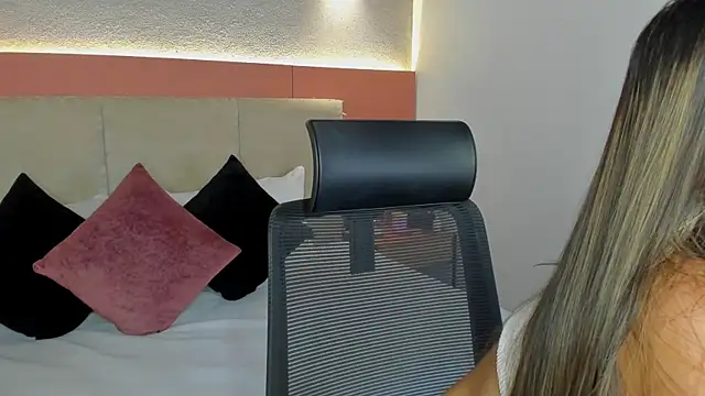 Snapshot of AniiRose chatting on December 16, 1:10 am AniiRose online show from December 16, 1:10 am