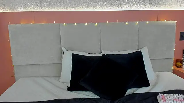 Snapshot of AniiRose chatting on December 5, 1:27 am AniiRose online show from December 5, 1:27 am