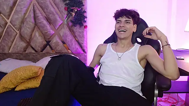 Snapshot of Themilow chatting on December 29, 3:44 am Themilow online show from December 29, 3:44 am